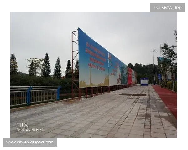 场边广告牌技术故障，比赛短暂中断